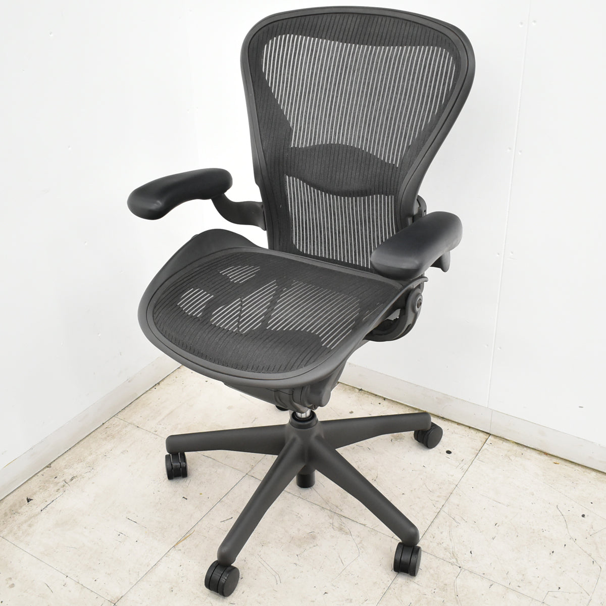 【中古】ハーマンミラー　アーロンチェア　スタンダード　Ｂサイズ　ランバーサポート　昇降ガス新品　ブラック　2026091602【中古オフィス家具】