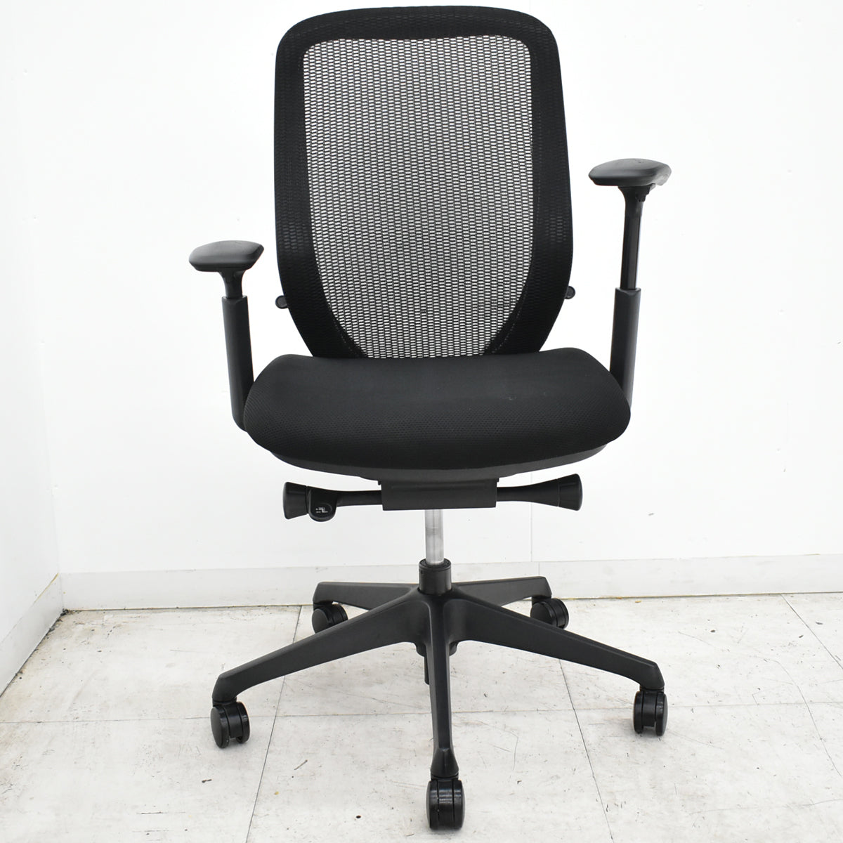 【中古】オカムラ　シルフィー　ハイバック　可動肘　バックカーブアジャスト　前傾機能　ブラック　2026091701【中古オフィス家具】