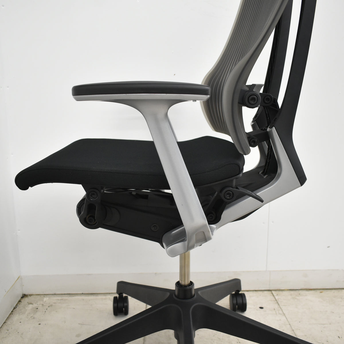【中古】イトーキ　スピーナ　固定肘　アクティブランバーサポート　エラストマーバック　ブラック　2026091703【中古オフィス家具】