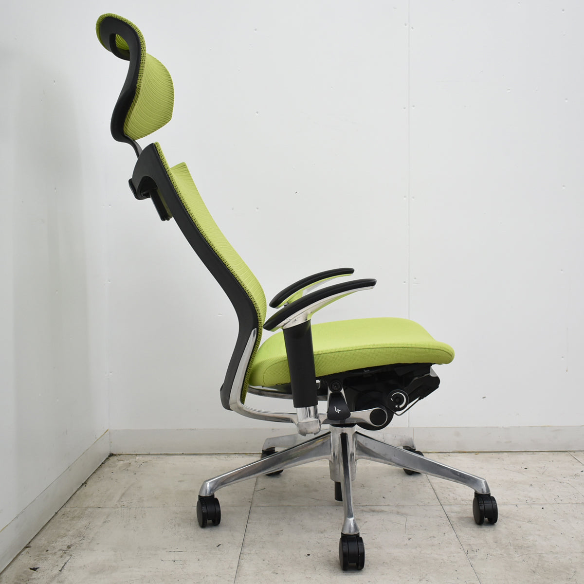 【中古】オカムラ　バロン　エクストラハイバック　可動肘　可動ヘッドレスト　ポリッシュ　ライムグリーン　2026091704【中古オフィス家具】