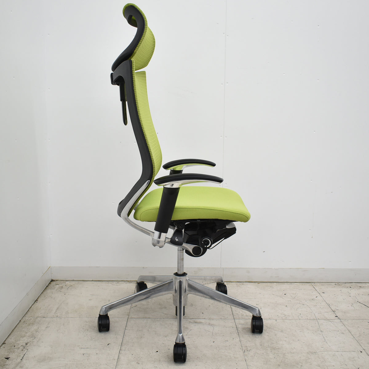 【中古】オカムラ　バロン　エクストラハイバック　可動肘　可動ヘッドレスト　ポリッシュ　ライムグリーン　2026091704【中古オフィス家具】