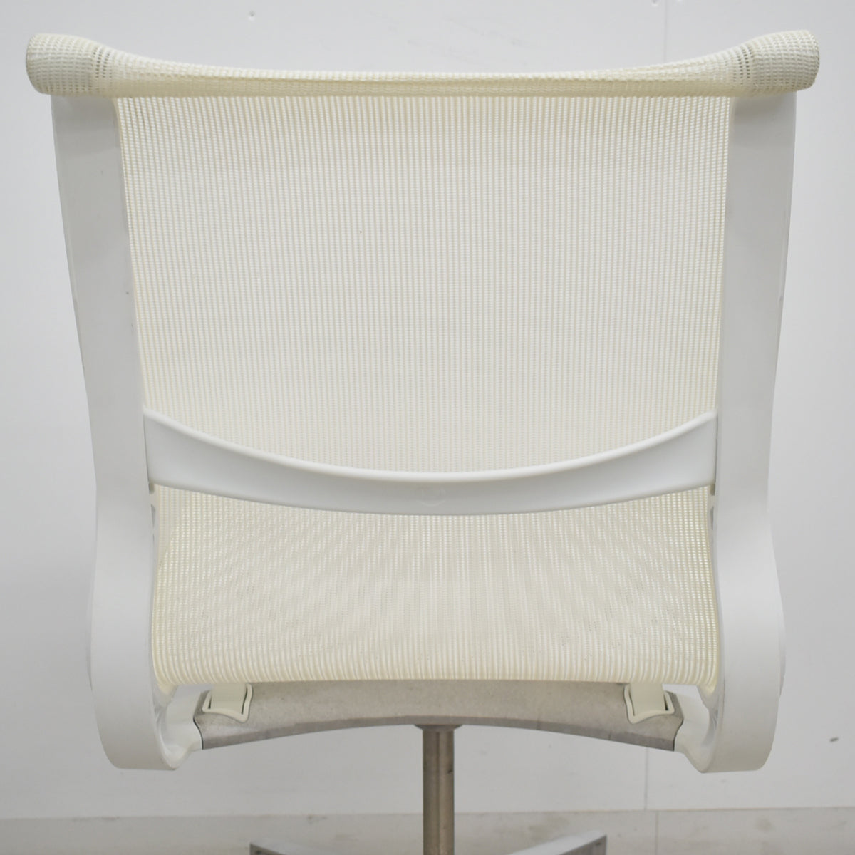 【中古】ハーマン・ミラー　セトゥチェア　マルチパーパスチェア　肘なし　ナイロンキャスター　ホワイト　2026092401【中古オフィス家具】