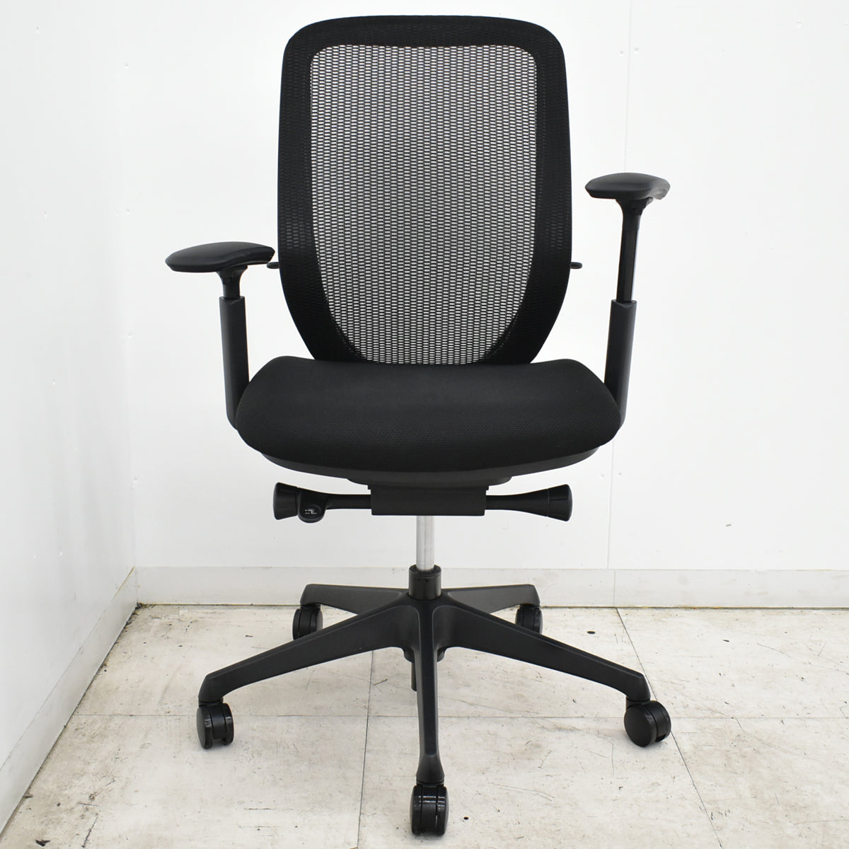 【中古】オカムラ　シルフィー　ハイバック　可動肘　バックカーブアジャスト　前傾機能　ブラック　2026092403【中古オフィス家具】