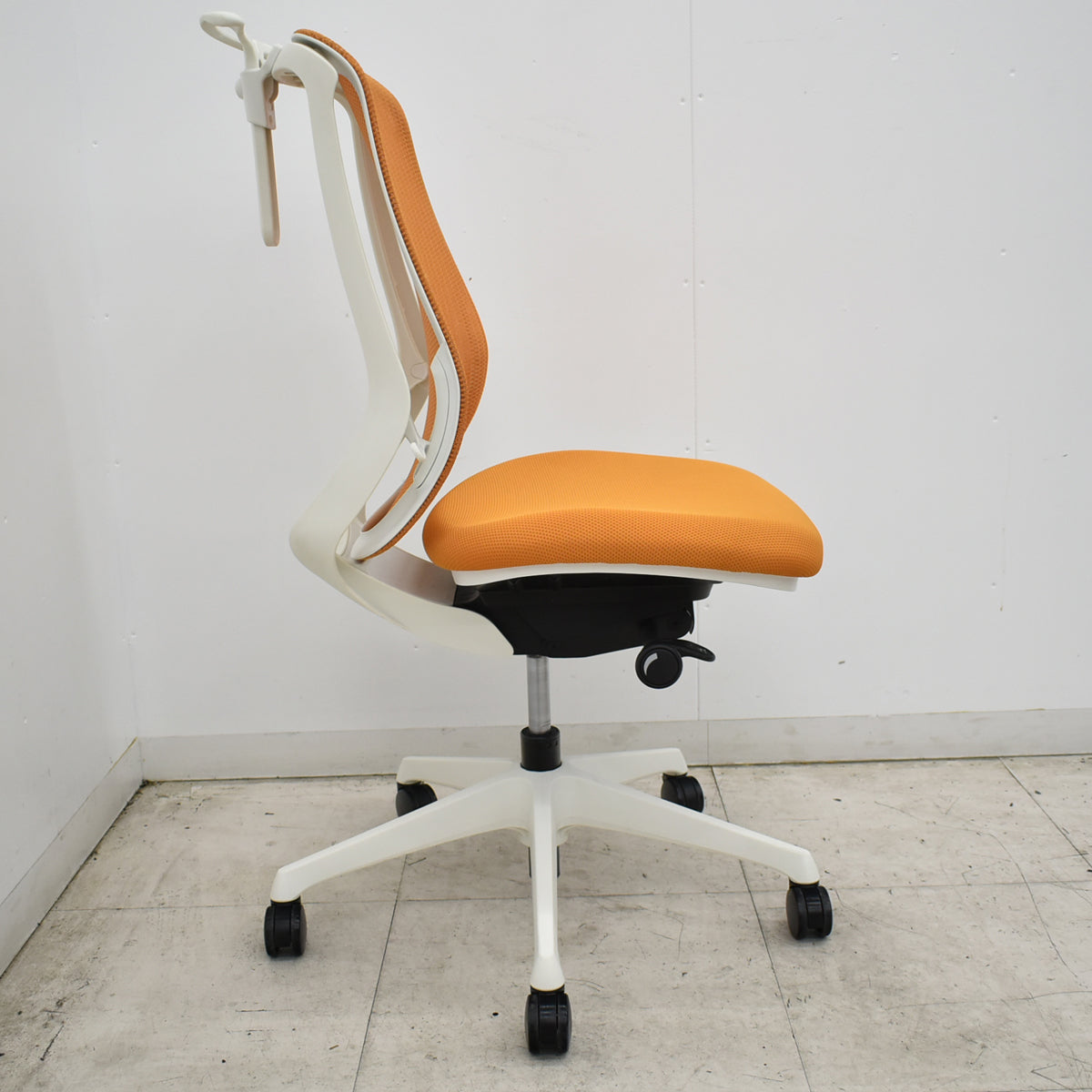 【中古】オカムラ　シルフィー　ハイバック　肘なし　前傾機能　バックカーブアジャスト　ハンガー　オレンジ　2026092501【中古オフィス家具】