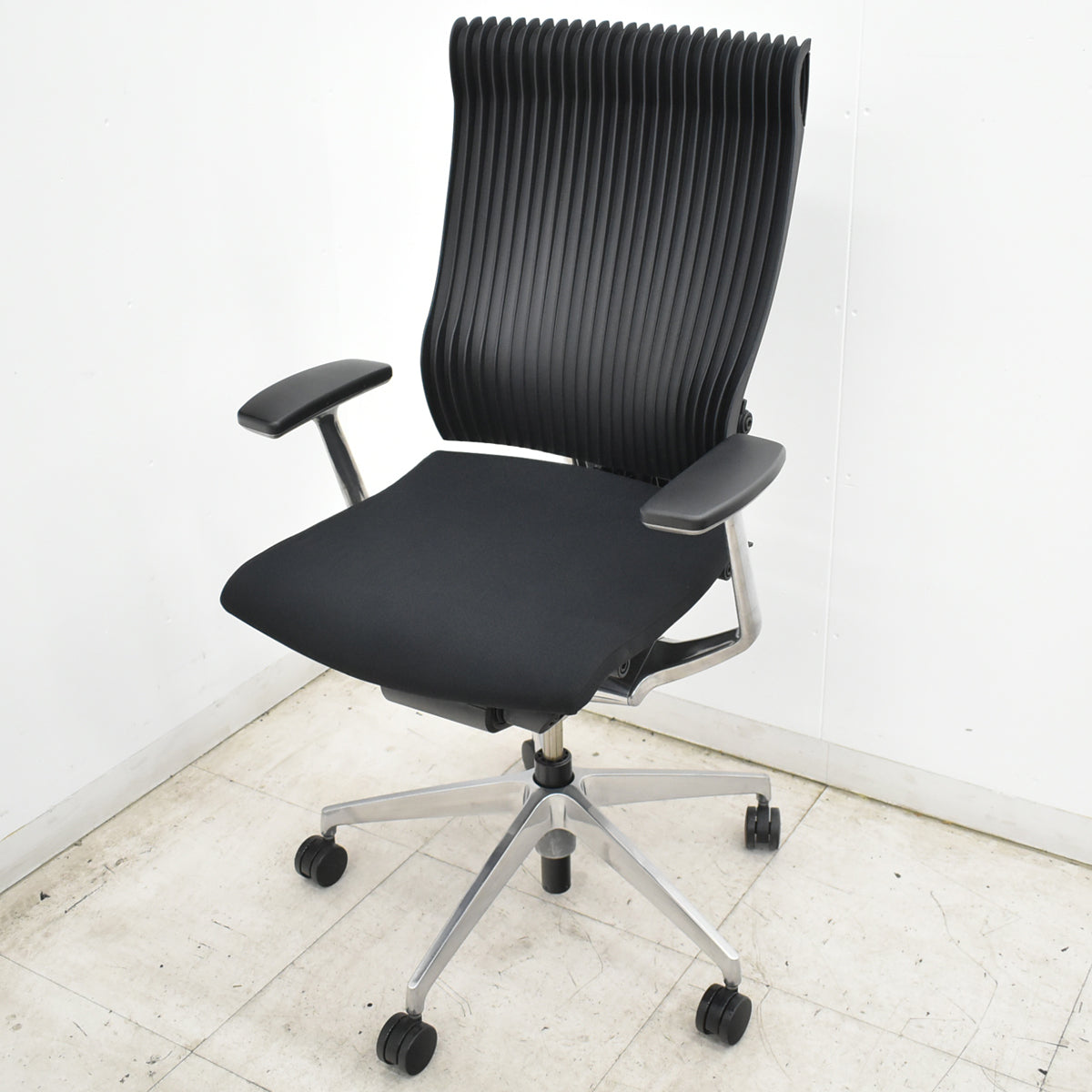 【中古】イトーキ　スピーナ　固定肘　アクティブランバーサポート　エラストマーバック　ポリッシュ　ブラック　2026092503【中古オフィス家具】
