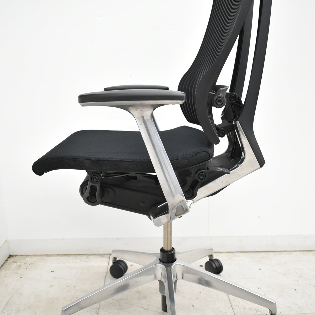 【中古】イトーキ　スピーナ　固定肘　アクティブランバーサポート　エラストマーバック　ポリッシュ　ブラック　2026092503【中古オフィス家具】