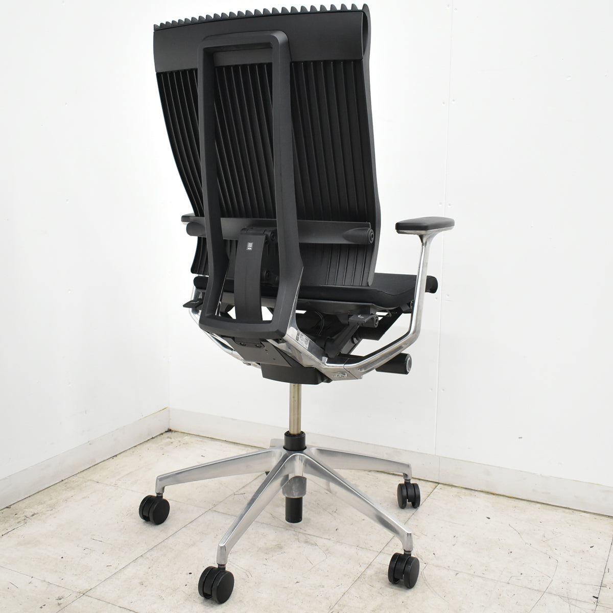 【中古】イトーキ　スピーナ　固定肘　アクティブランバーサポート　エラストマーバック　ポリッシュ　ブラック　2026092503【中古オフィス家具】