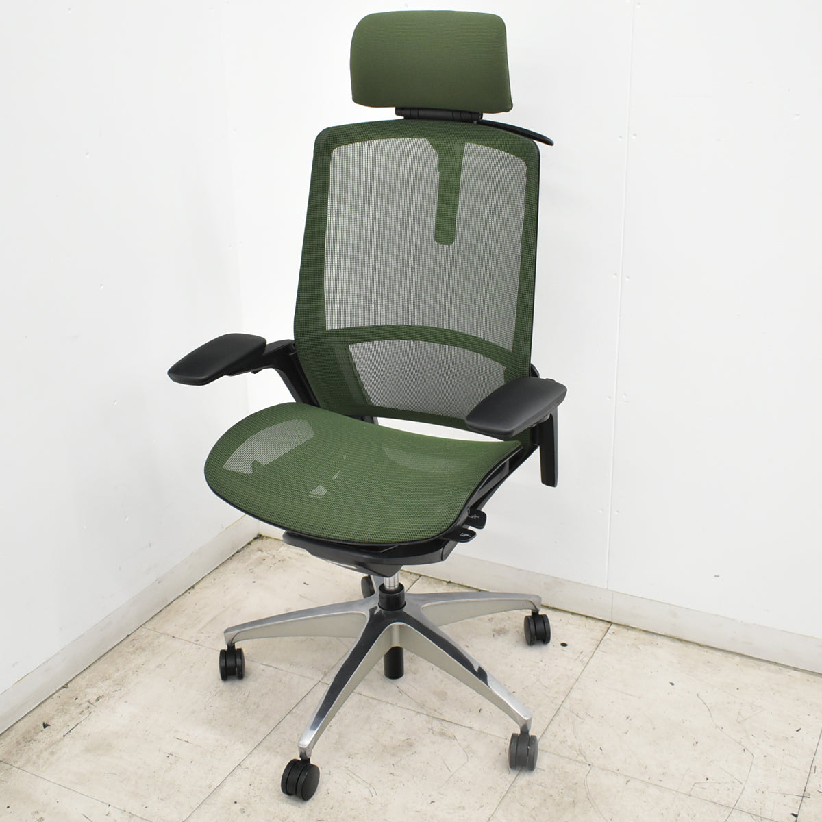 【中古】オカムラ　フィノラ　エクストラハイバック　可動ヘッドレスト　４Ｄ可動肘　ハンガー　ポリッシュ　2020年製　ダークグリーン　2026092801【中古オフィス家具】