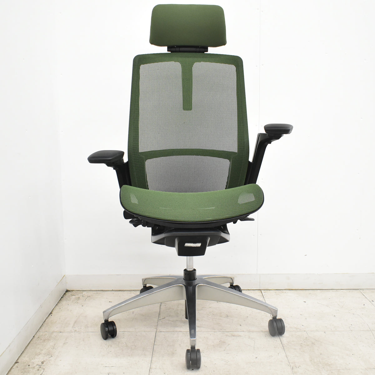 【中古】オカムラ　フィノラ　エクストラハイバック　可動ヘッドレスト　４Ｄ可動肘　ハンガー　ポリッシュ　2020年製　ダークグリーン　2026092801【中古オフィス家具】