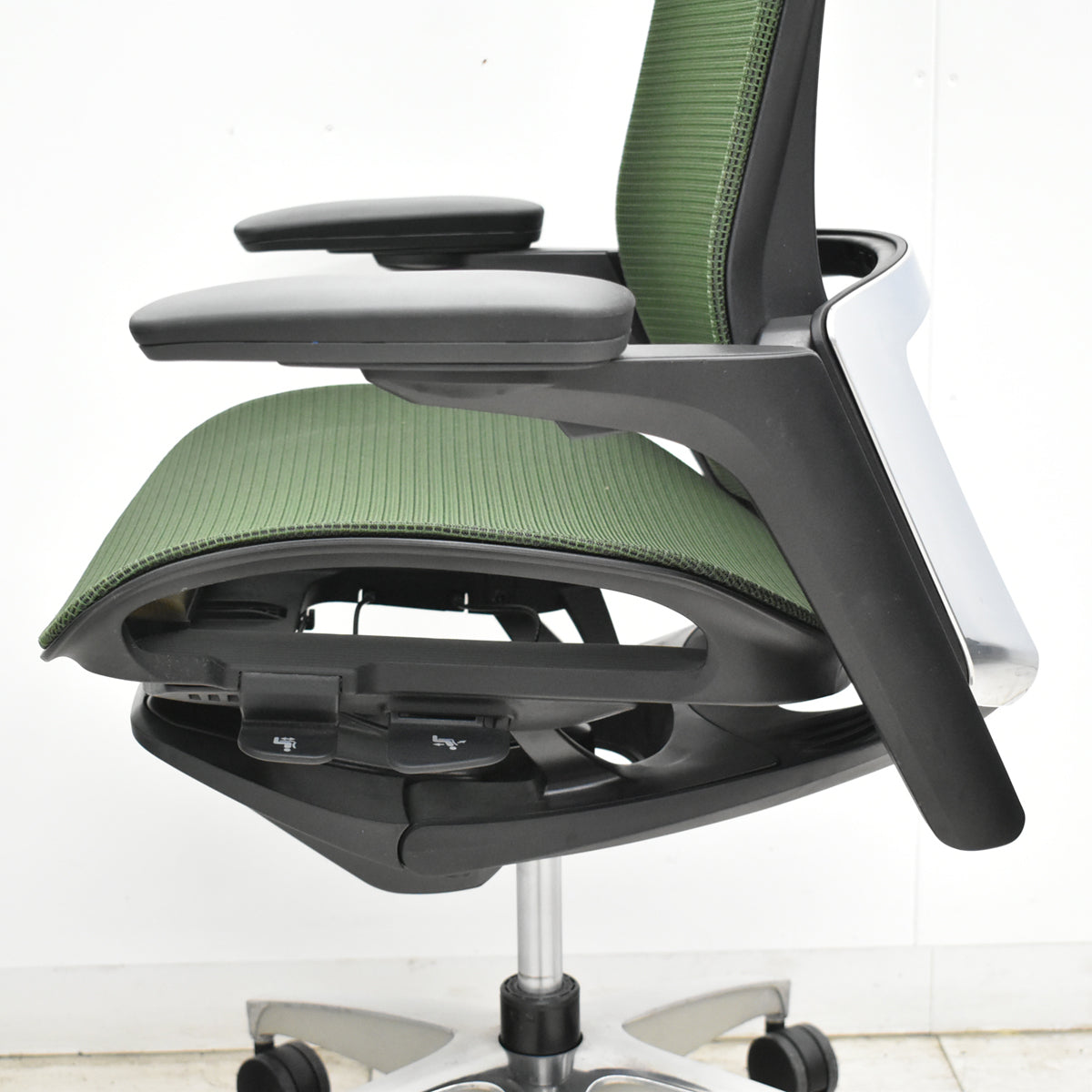 【中古】オカムラ　フィノラ　エクストラハイバック　可動ヘッドレスト　４Ｄ可動肘　ハンガー　ポリッシュ　2020年製　ダークグリーン　2026092801【中古オフィス家具】