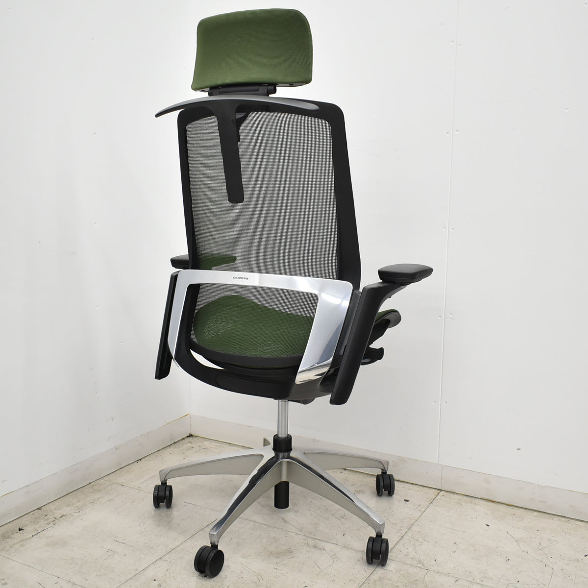 【中古】オカムラ　フィノラ　エクストラハイバック　可動ヘッドレスト　４Ｄ可動肘　ハンガー　ポリッシュ　2020年製　ダークグリーン　2026092801【中古オフィス家具】