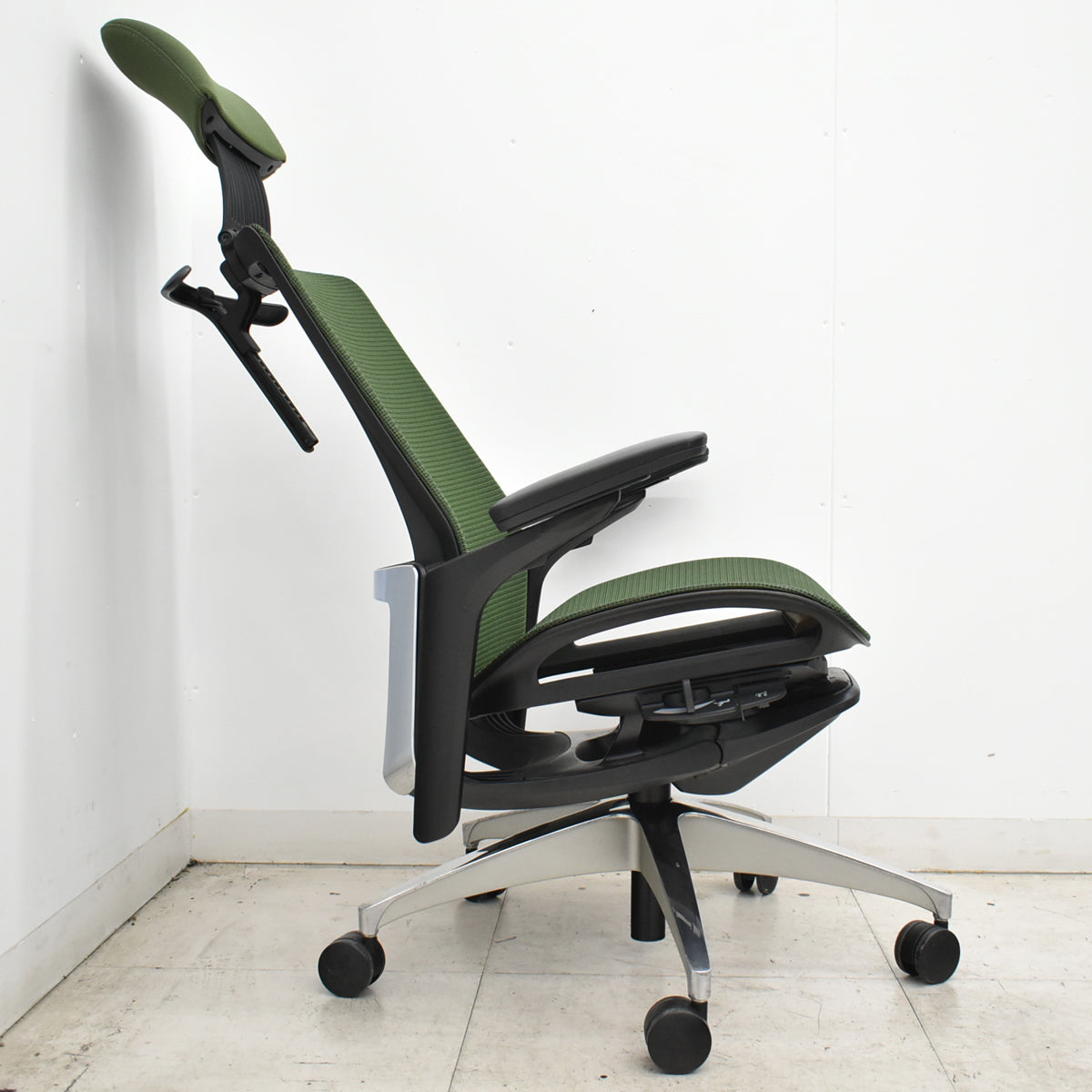 【中古】オカムラ　フィノラ　エクストラハイバック　可動ヘッドレスト　４Ｄ可動肘　ハンガー　ポリッシュ　2020年製　ダークグリーン　2026092801【中古オフィス家具】