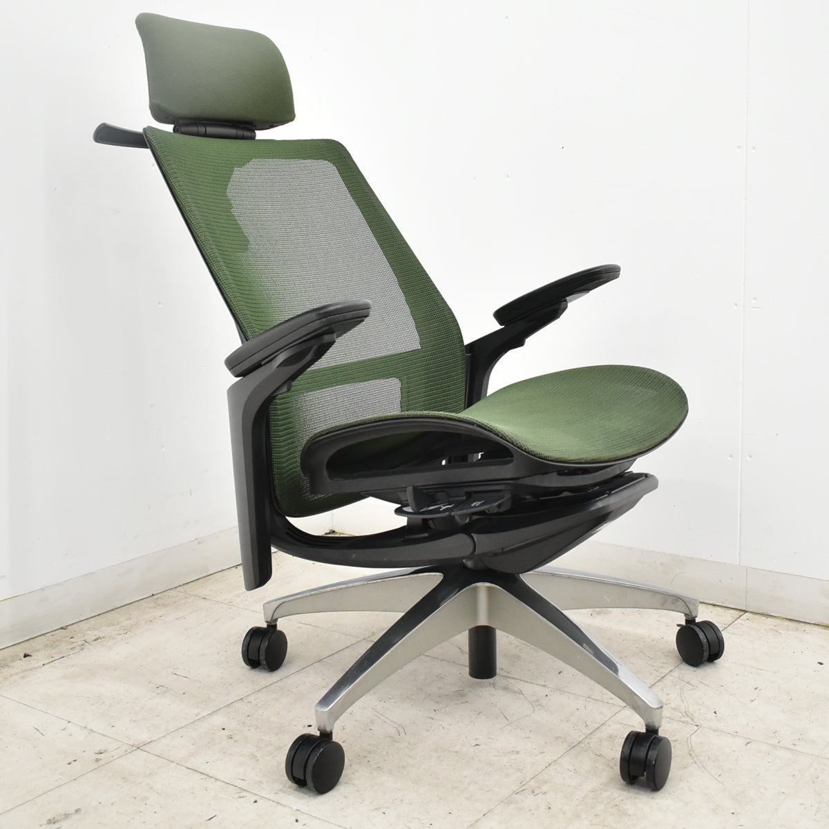 【中古】オカムラ　フィノラ　エクストラハイバック　可動ヘッドレスト　４Ｄ可動肘　ハンガー　ポリッシュ　2020年製　ダークグリーン　2026092802【中古オフィス家具】