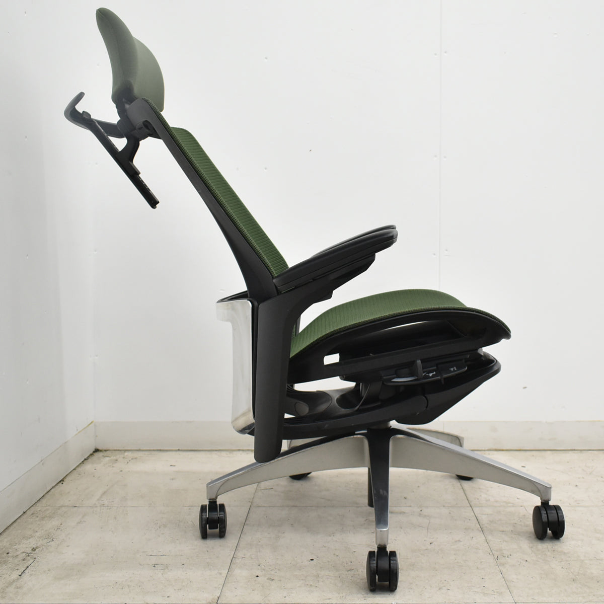 【中古】オカムラ　フィノラ　エクストラハイバック　可動ヘッドレスト　４Ｄ可動肘　ハンガー　ポリッシュ　2020年製　ダークグリーン　2026092802【中古オフィス家具】