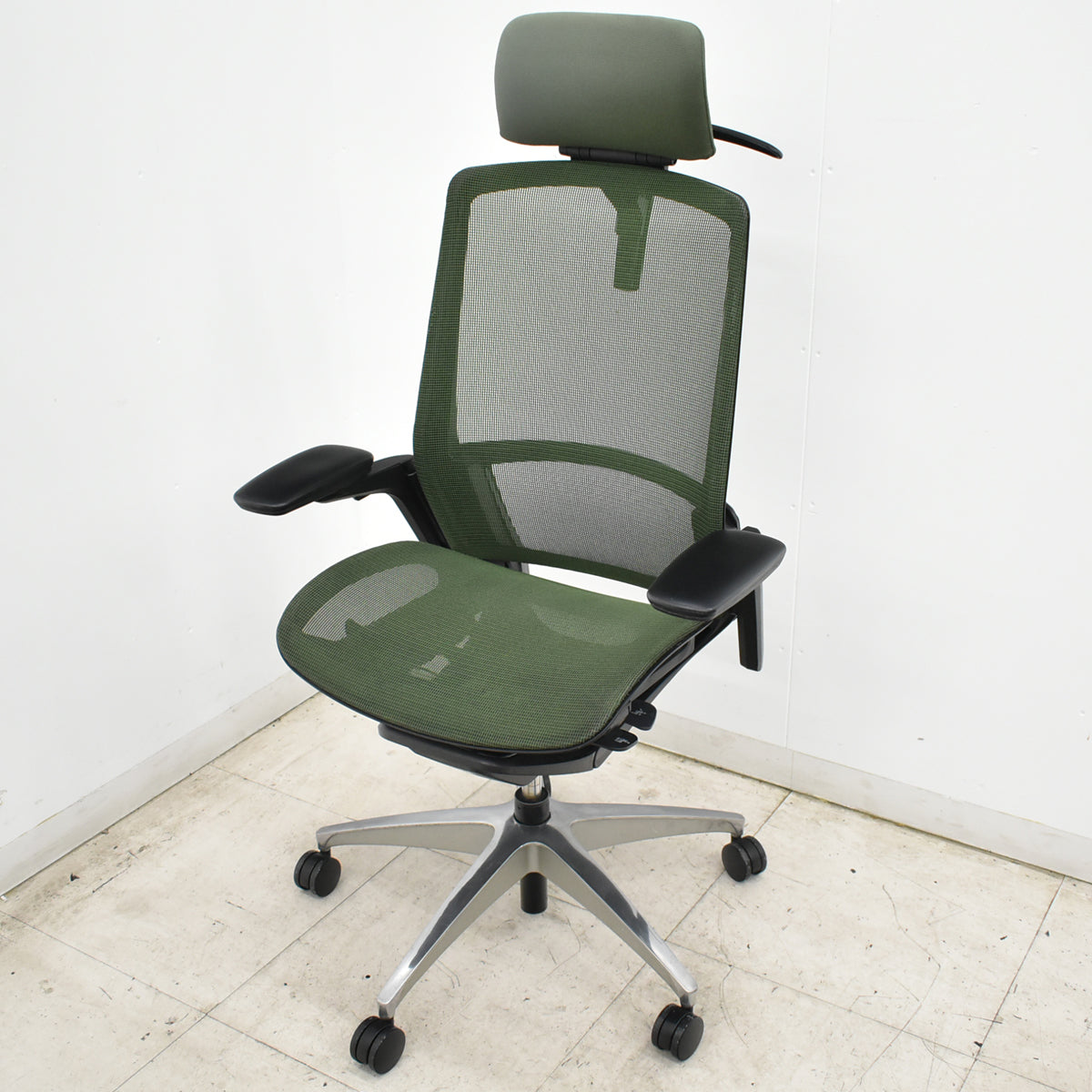 【中古】オカムラ　フィノラ　エクストラハイバック　可動ヘッドレスト　４Ｄ可動肘　ハンガー　ポリッシュ　2020年製　ダークグリーン　2026092802【中古オフィス家具】