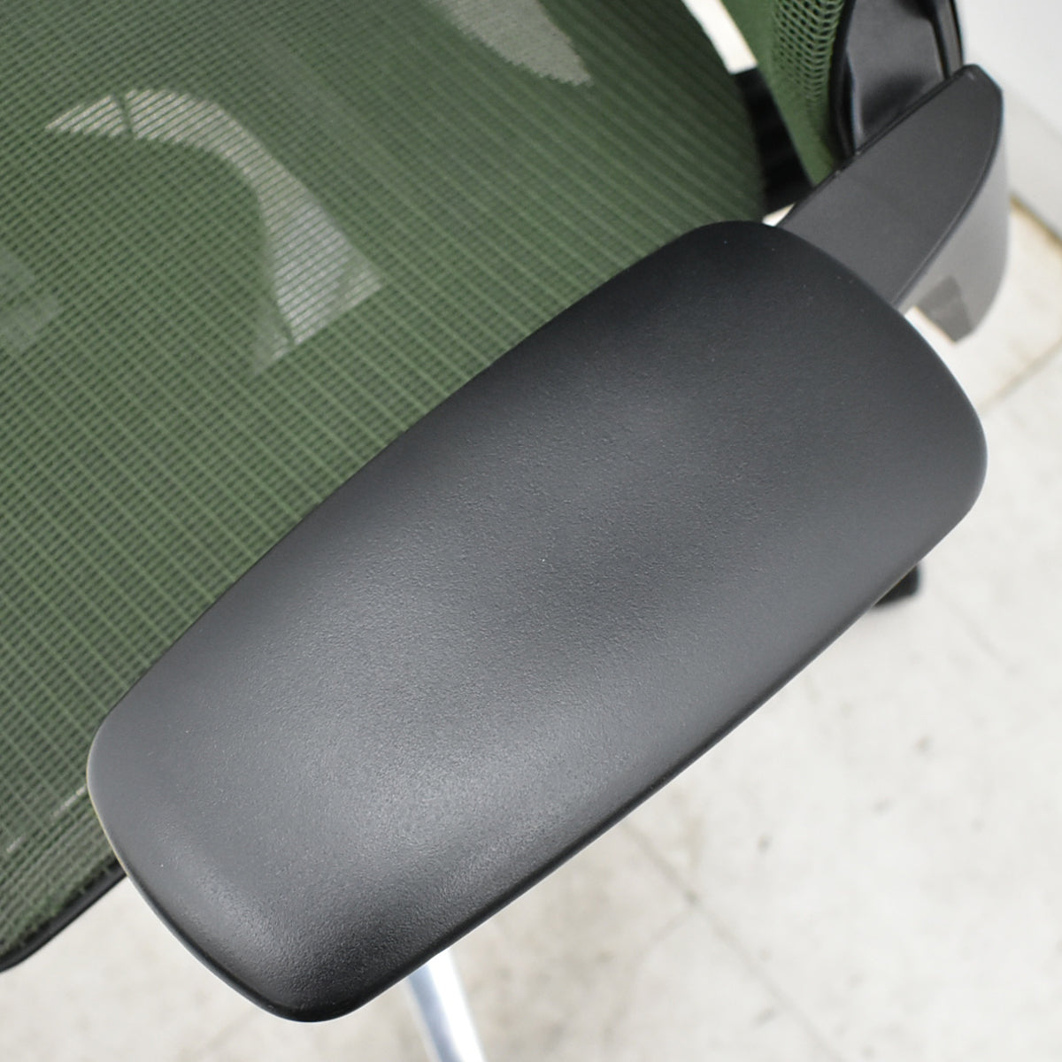 【中古】オカムラ　フィノラ　エクストラハイバック　可動ヘッドレスト　４Ｄ可動肘　ハンガー　ポリッシュ　2020年製　ダークグリーン　2026092802【中古オフィス家具】