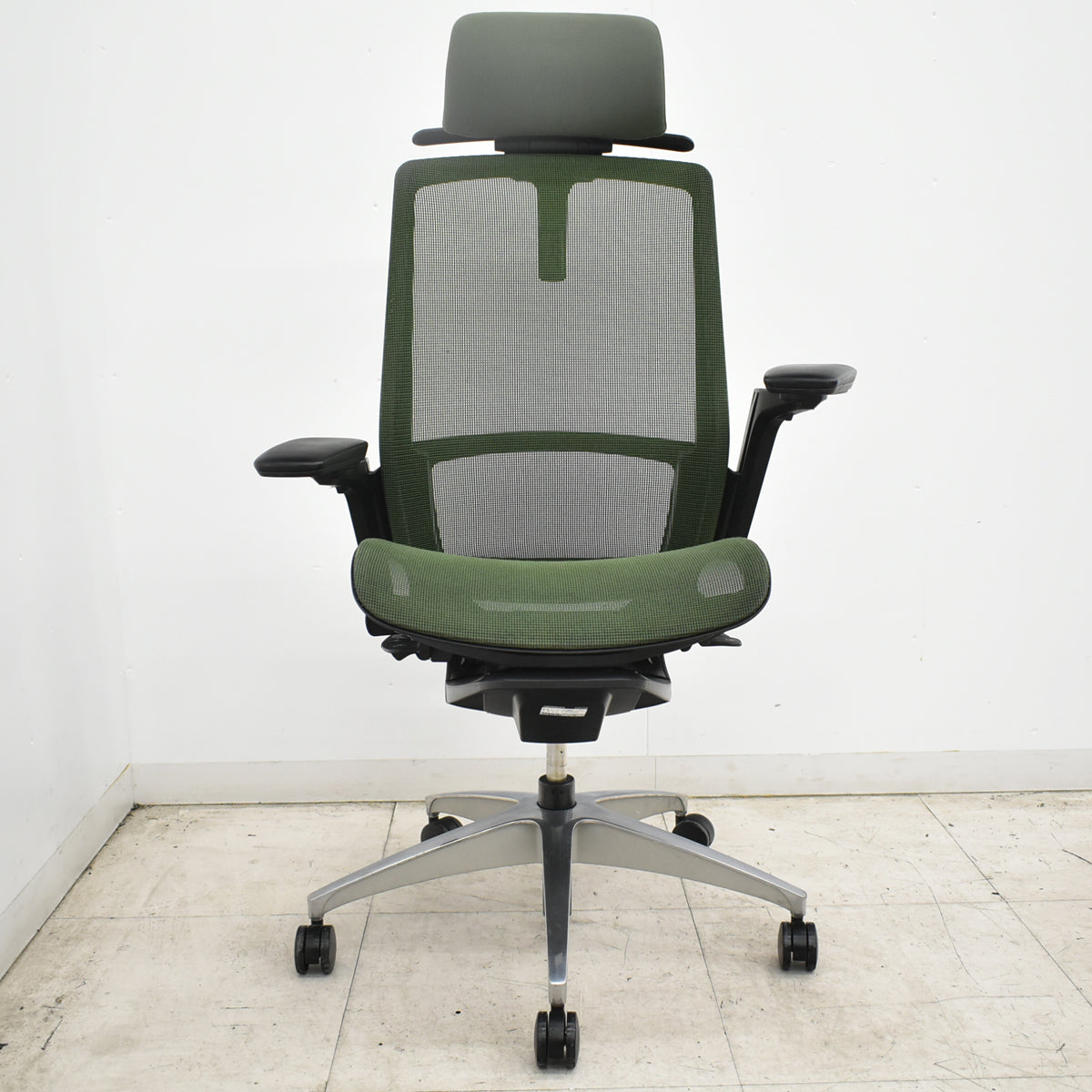 【中古】オカムラ　フィノラ　エクストラハイバック　可動ヘッドレスト　４Ｄ可動肘　ハンガー　ポリッシュ　2020年製　ダークグリーン　2026092802【中古オフィス家具】