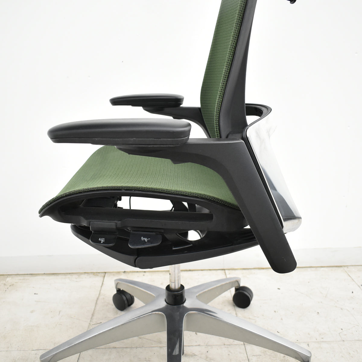 【中古】オカムラ　フィノラ　エクストラハイバック　可動ヘッドレスト　４Ｄ可動肘　ハンガー　ポリッシュ　2020年製　ダークグリーン　2026092802【中古オフィス家具】