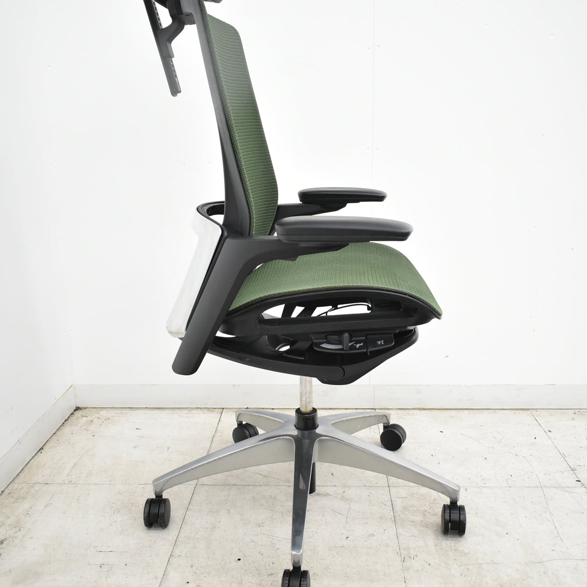 【中古】オカムラ　フィノラ　エクストラハイバック　可動ヘッドレスト　４Ｄ可動肘　ハンガー　ポリッシュ　2020年製　ダークグリーン　2026092802【中古オフィス家具】