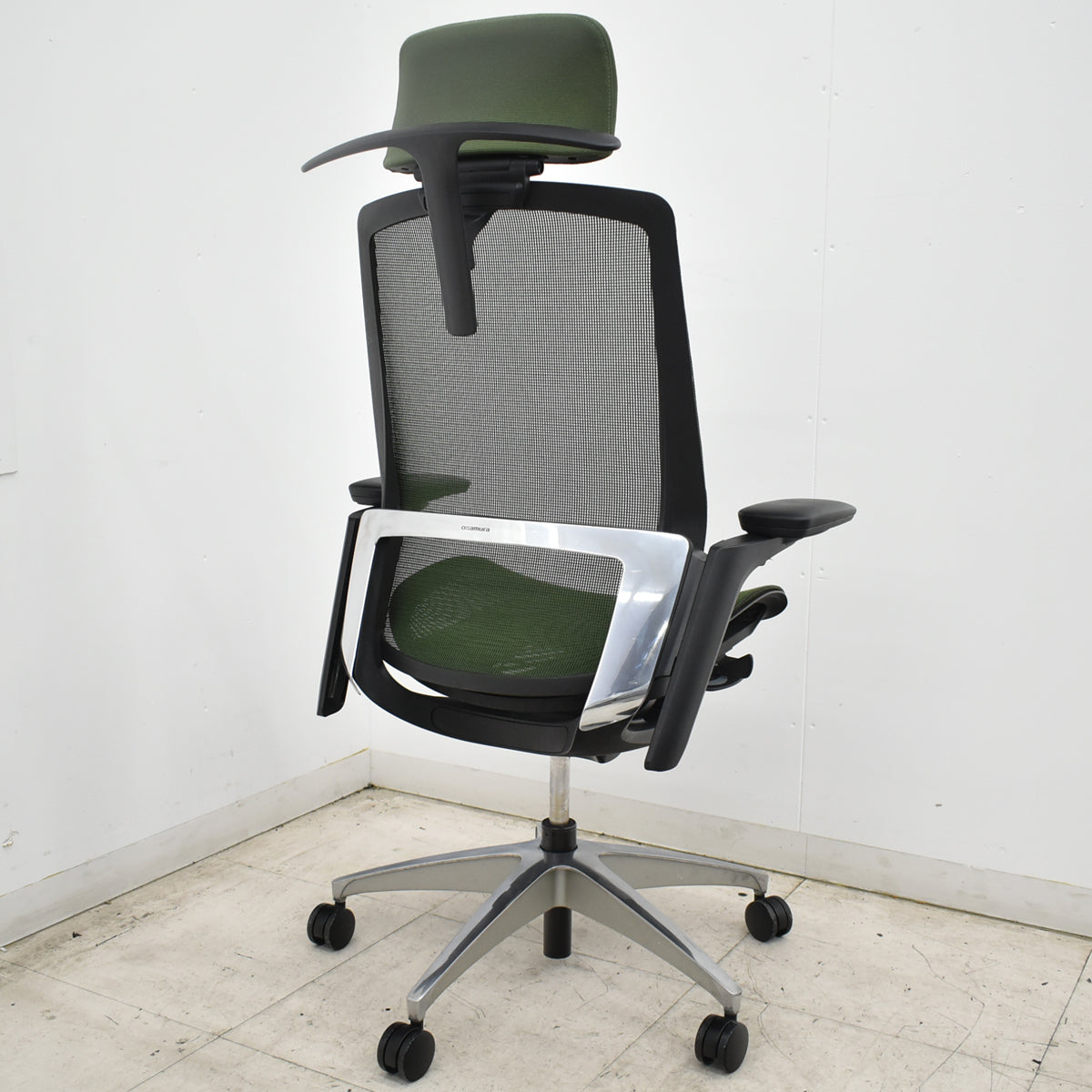 【中古】オカムラ　フィノラ　エクストラハイバック　可動ヘッドレスト　４Ｄ可動肘　ハンガー　ポリッシュ　2020年製　ダークグリーン　2026092802【中古オフィス家具】