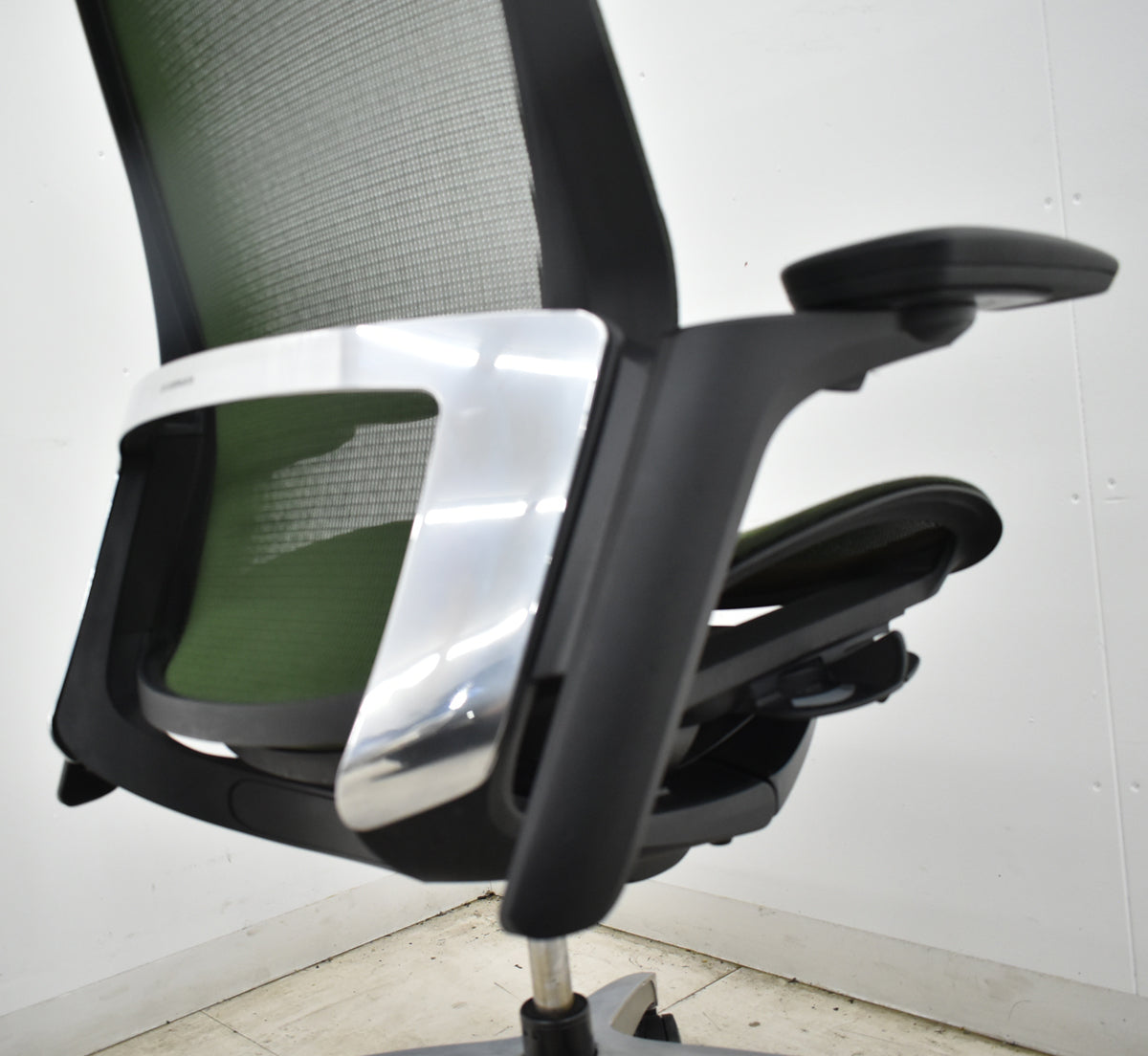 【中古】オカムラ　フィノラ　エクストラハイバック　可動ヘッドレスト　４Ｄ可動肘　ハンガー　ポリッシュ　2020年製　ダークグリーン　2026092802【中古オフィス家具】