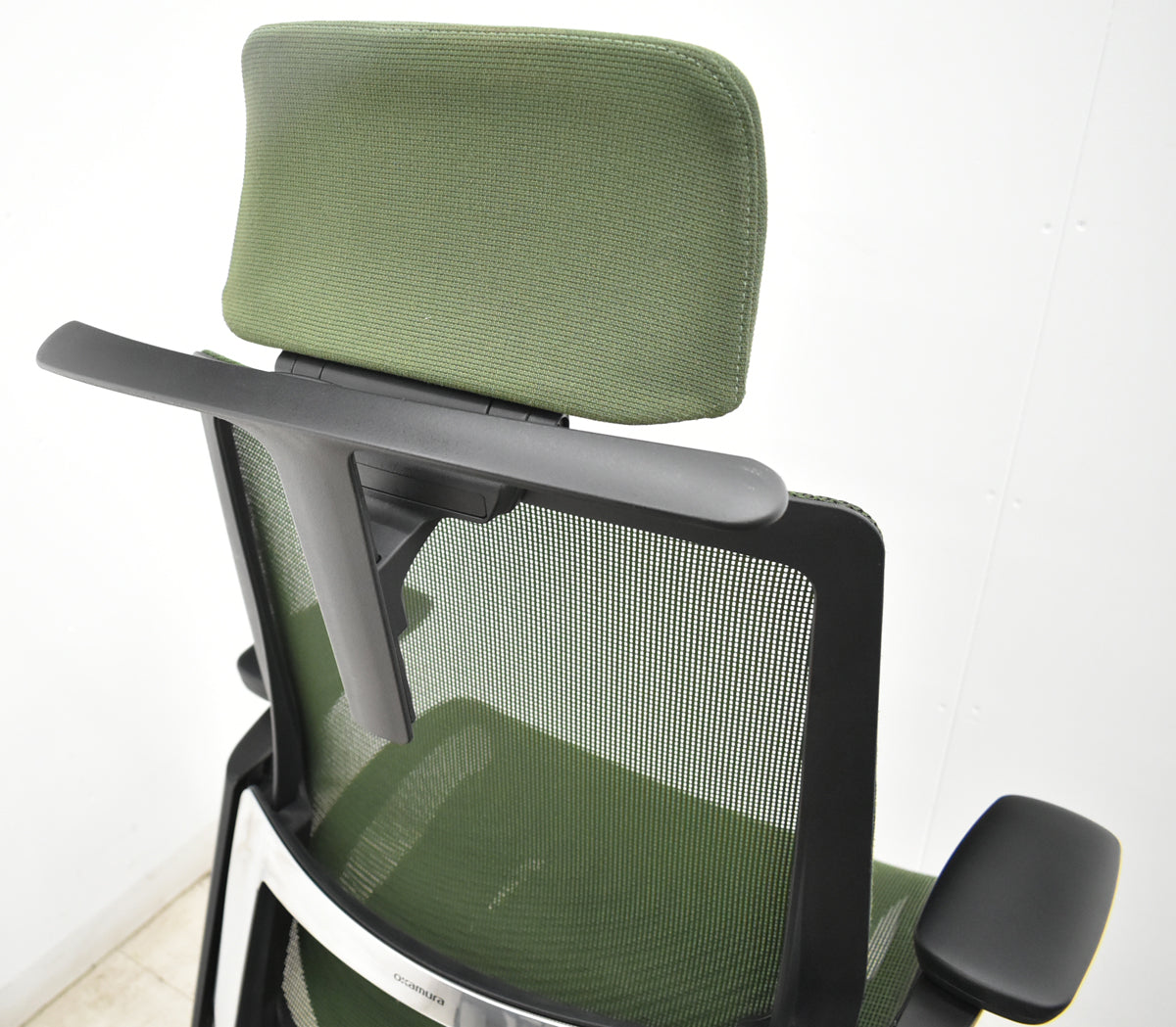 【中古】オカムラ　フィノラ　エクストラハイバック　可動ヘッドレスト　４Ｄ可動肘　ハンガー　ポリッシュ　2020年製　ダークグリーン　2026092802【中古オフィス家具】