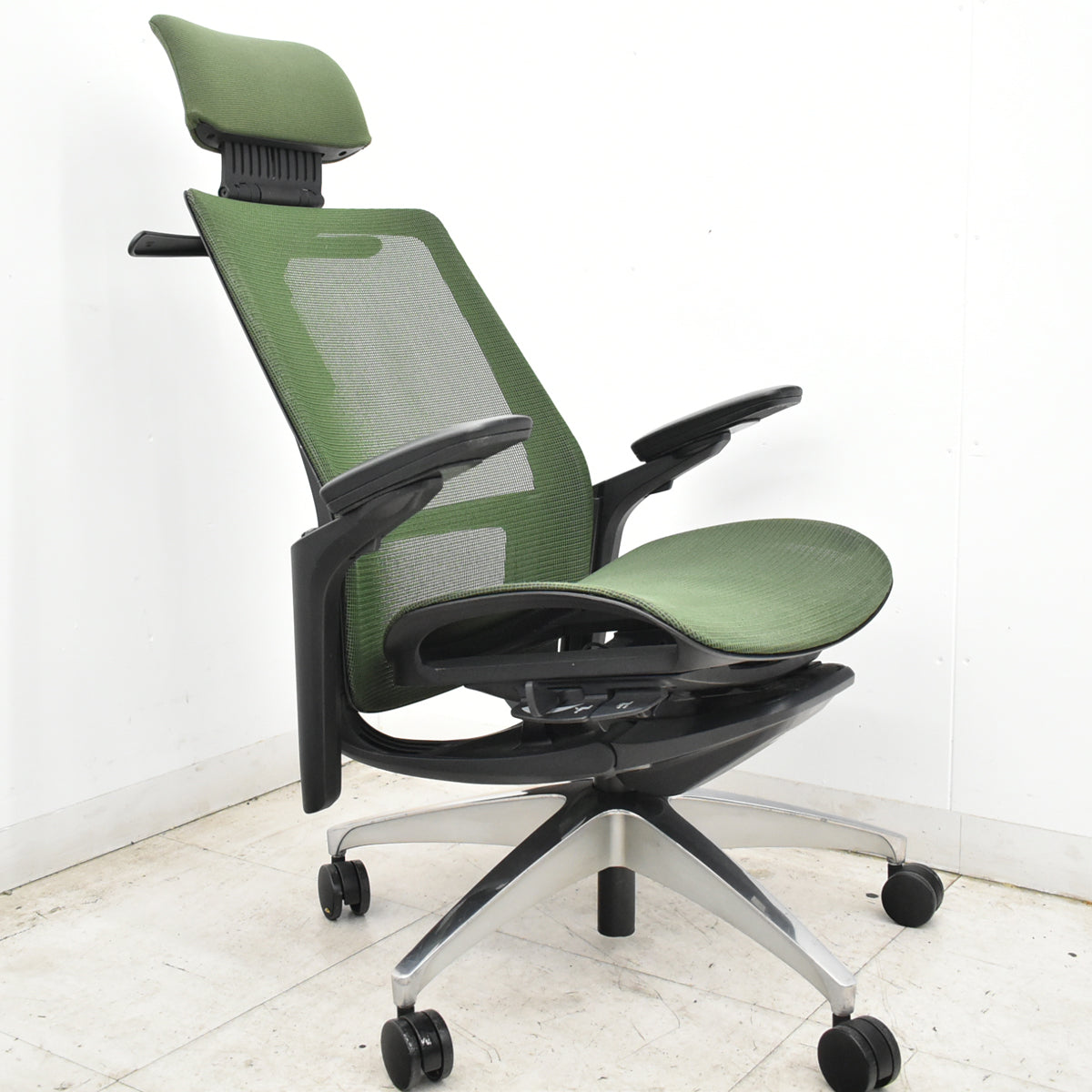 【中古】オカムラ　フィノラ　エクストラハイバック　可動ヘッドレスト　４Ｄ可動肘　ハンガー　ポリッシュ　ダークグリーン　2026092803【中古オフィス家具】