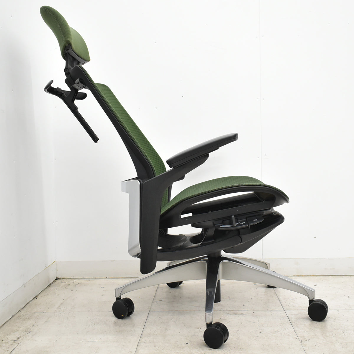 【中古】オカムラ　フィノラ　エクストラハイバック　可動ヘッドレスト　４Ｄ可動肘　ハンガー　ポリッシュ　ダークグリーン　2026092803【中古オフィス家具】