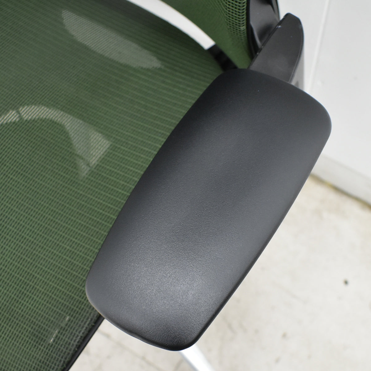 【中古】オカムラ　フィノラ　エクストラハイバック　可動ヘッドレスト　４Ｄ可動肘　ハンガー　ポリッシュ　ダークグリーン　2026092803【中古オフィス家具】