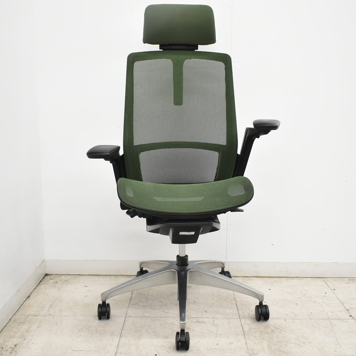 【中古】オカムラ　フィノラ　エクストラハイバック　可動ヘッドレスト　４Ｄ可動肘　ハンガー　ポリッシュ　ダークグリーン　2026092803【中古オフィス家具】