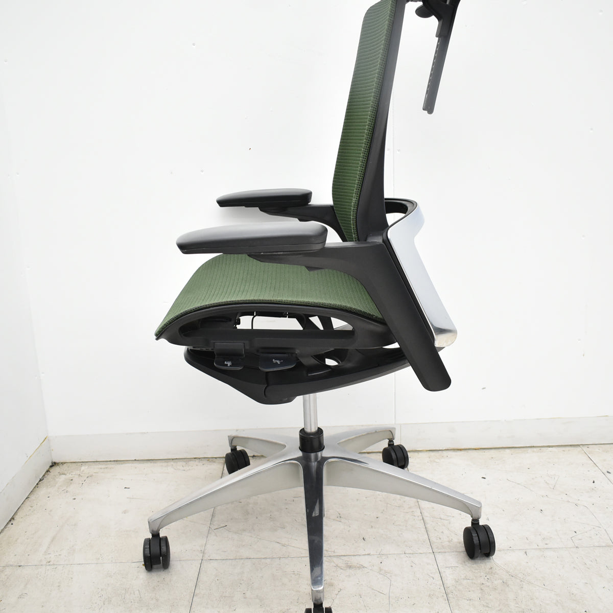 【中古】オカムラ　フィノラ　エクストラハイバック　可動ヘッドレスト　４Ｄ可動肘　ハンガー　ポリッシュ　ダークグリーン　2026092803【中古オフィス家具】