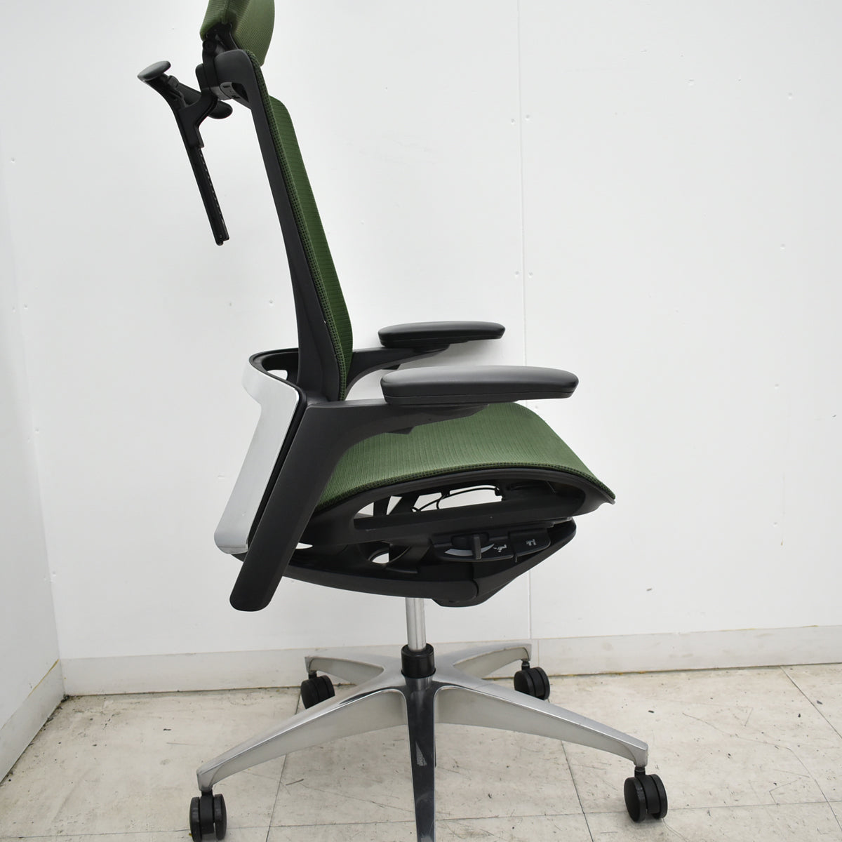 【中古】オカムラ　フィノラ　エクストラハイバック　可動ヘッドレスト　４Ｄ可動肘　ハンガー　ポリッシュ　ダークグリーン　2026092803【中古オフィス家具】