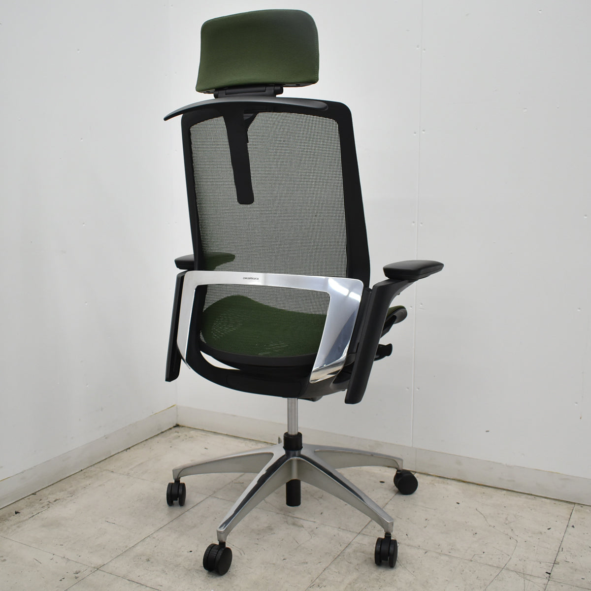 【中古】オカムラ　フィノラ　エクストラハイバック　可動ヘッドレスト　４Ｄ可動肘　ハンガー　ポリッシュ　ダークグリーン　2026092803【中古オフィス家具】