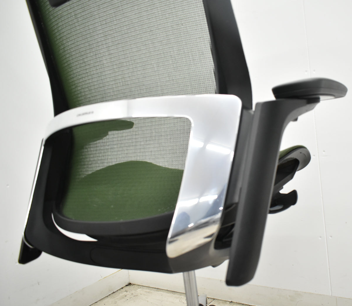 【中古】オカムラ　フィノラ　エクストラハイバック　可動ヘッドレスト　４Ｄ可動肘　ハンガー　ポリッシュ　ダークグリーン　2026092803【中古オフィス家具】