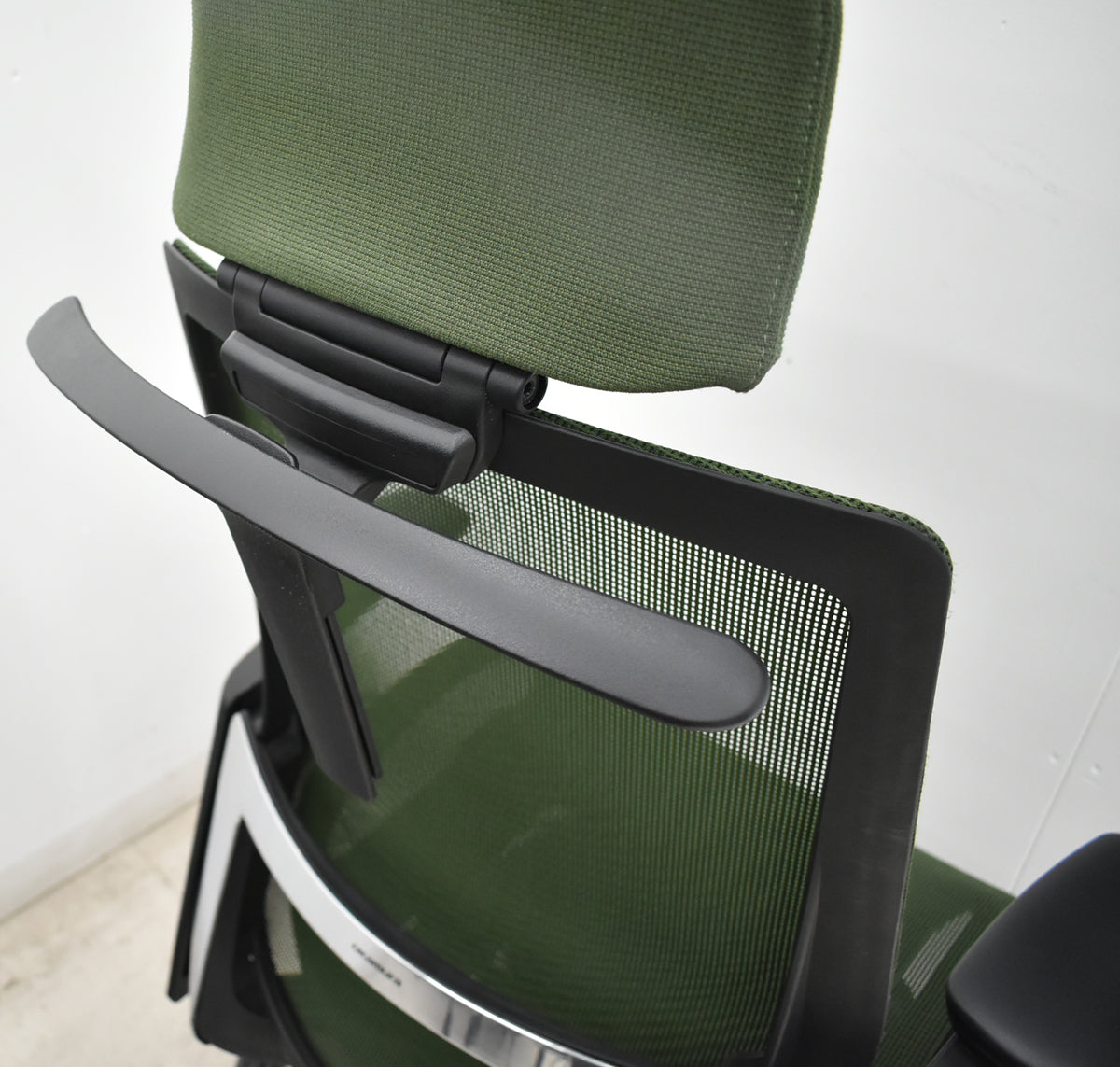 【中古】オカムラ　フィノラ　エクストラハイバック　可動ヘッドレスト　４Ｄ可動肘　ハンガー　ポリッシュ　ダークグリーン　2026092803【中古オフィス家具】