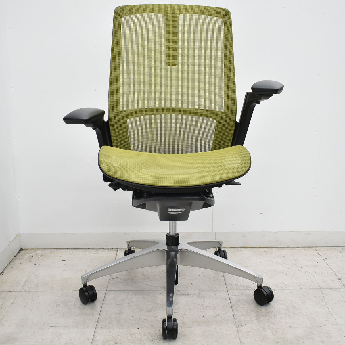 【中古】オカムラ　フィノラ　ハイバック　４Ｄ可動肘　ハンガー　ポリッシュ　2024年製　グリーン　2026092804【中古オフィス家具】