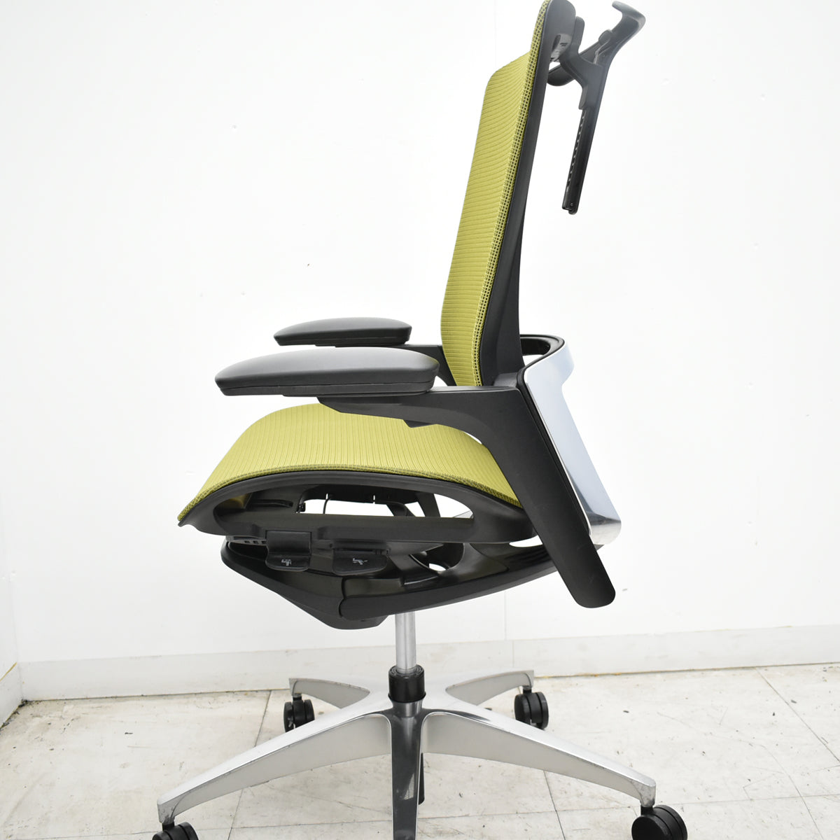 【中古】オカムラ　フィノラ　ハイバック　４Ｄ可動肘　ハンガー　ポリッシュ　2024年製　グリーン　2026092804【中古オフィス家具】