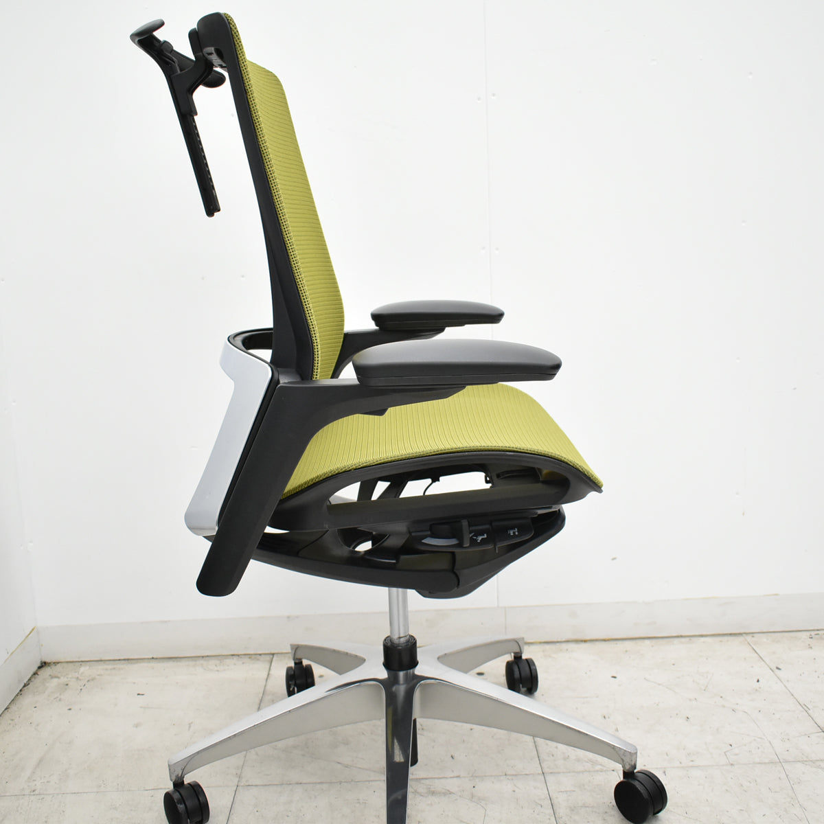 【中古】オカムラ　フィノラ　ハイバック　４Ｄ可動肘　ハンガー　ポリッシュ　2024年製　グリーン　2026092804【中古オフィス家具】