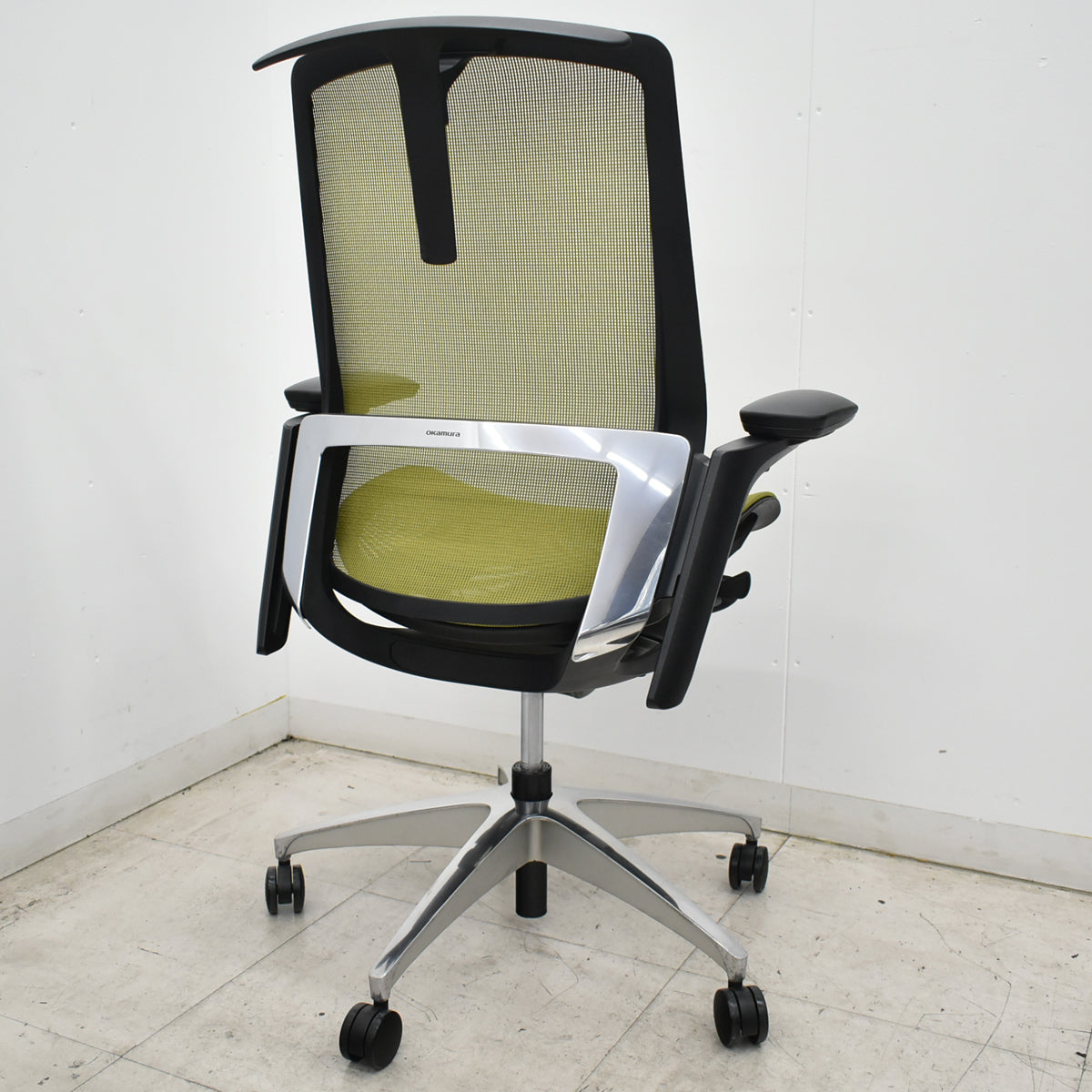 【中古】オカムラ　フィノラ　ハイバック　４Ｄ可動肘　ハンガー　ポリッシュ　2024年製　グリーン　2026092804【中古オフィス家具】