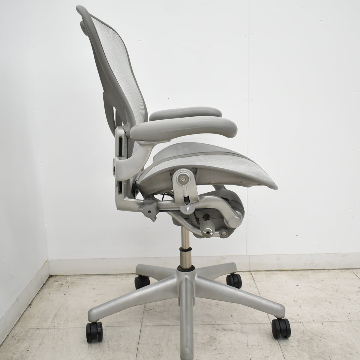 【中古】ハーマンミラー　アーロンチェア　Bサイズ　フル装備　ポスチャーフィット　ポスチャーフィット社外品新品　グレー　2026092901【中古オフィス家具】