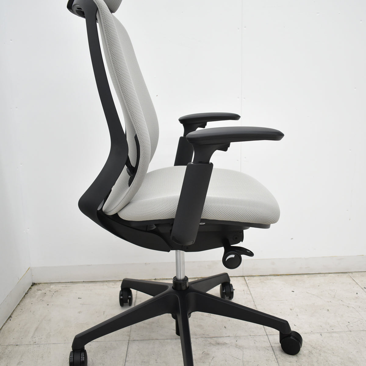 【中古】[新品未使用品]オカムラ　シルフィー　エクストラハイバック　可動肘　バックカーブアジャスト　前傾機能　グレー　2026092902【中古オフィス家具】