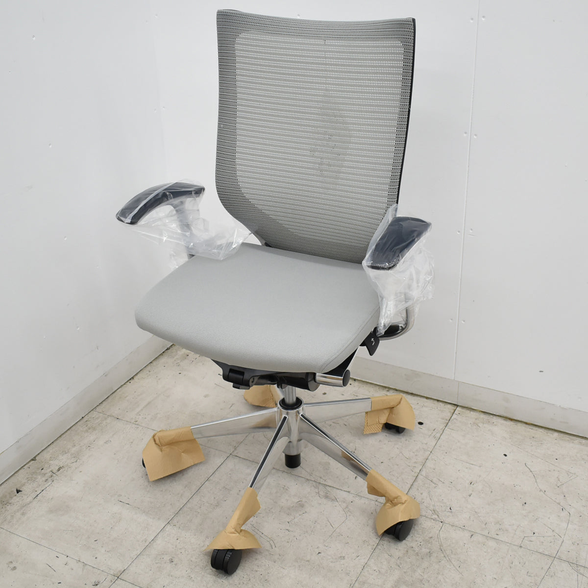 【中古】[新品未使用品]オカムラ　バロン　ハイバック　固定肘　ポリッシュ　2026092903【中古オフィス家具】