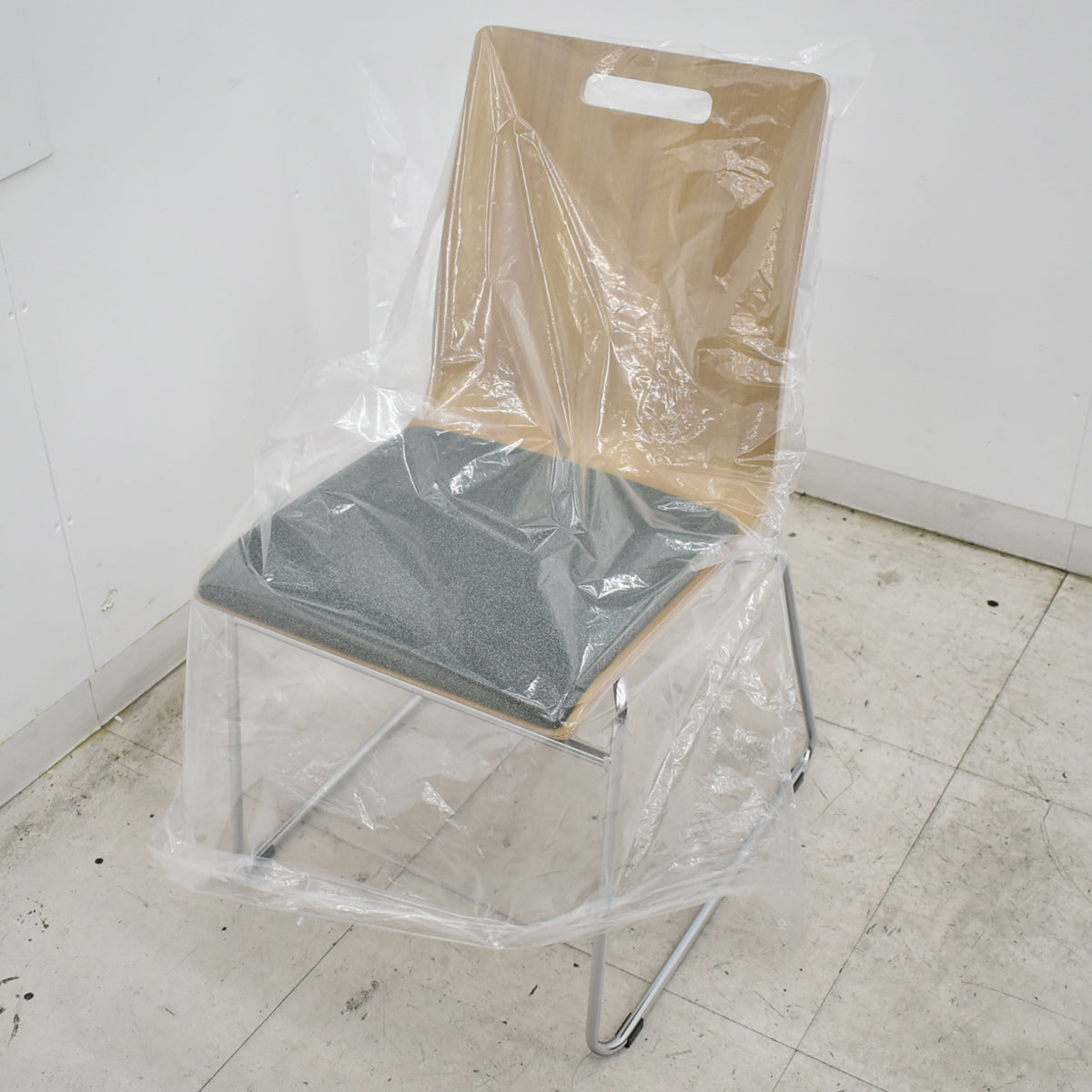 【中古】[新品未使用品]オカムラ　モノス　ミーティングチェア　スタッキング　2026092904【中古オフィス家具】