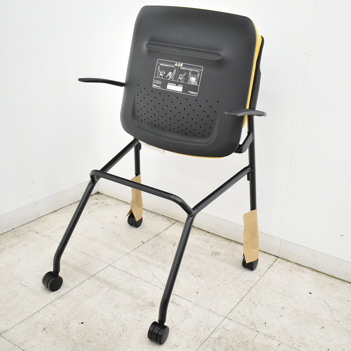 【中古】　[新品未使用品]オカムラ　ルナ　ネスティングチェア　ミーティングチェア　肘付　2026092905【中古オフィス家具】