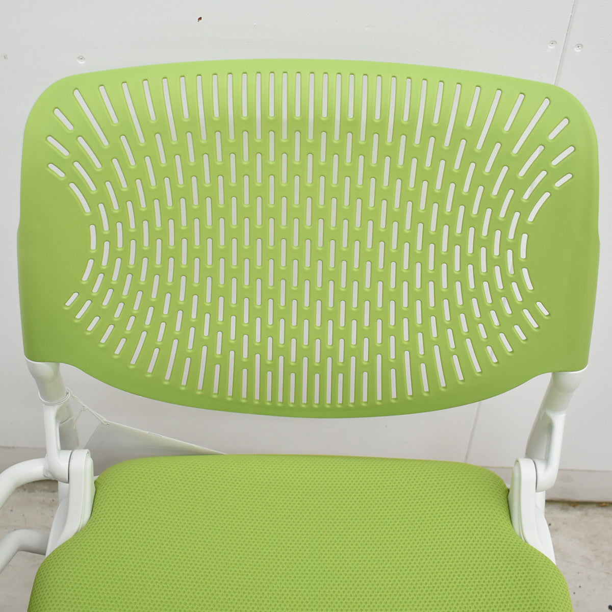 【中古】[新品未使用品]オカムラ　ルナ　ネスティングチェア　ミーティングチェア　メモ台　棚付　2026092906【中古オフィス家具】
