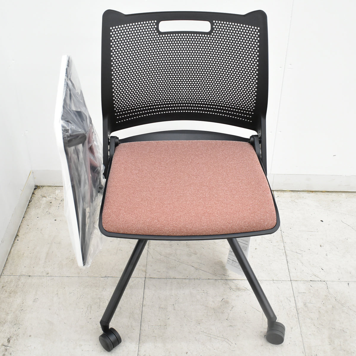 【中古】[新品未使用品]オカムラ　クリール　バックフックシェル　メモ台付　ミーティングチェア　ナイロンキャスター　2026093002【中古オフィス家具】