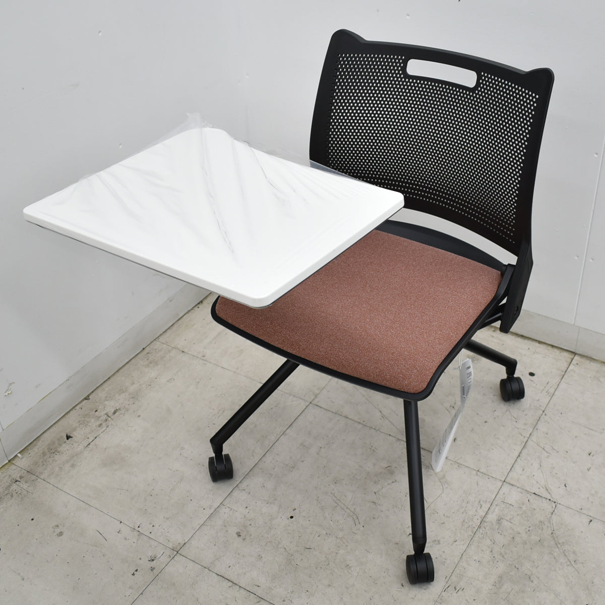 【中古】[新品未使用品]オカムラ　クリール　バックフックシェル　メモ台付　ミーティングチェア　ナイロンキャスター　2026093002【中古オフィス家具】