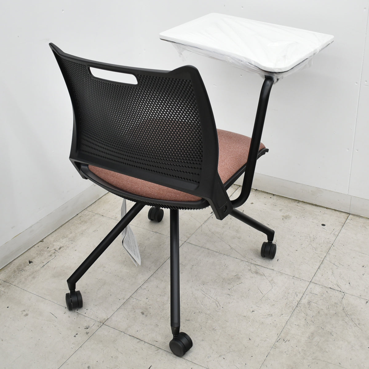 【中古】[新品未使用品]オカムラ　クリール　バックフックシェル　メモ台付　ミーティングチェア　ナイロンキャスター　2026093002【中古オフィス家具】