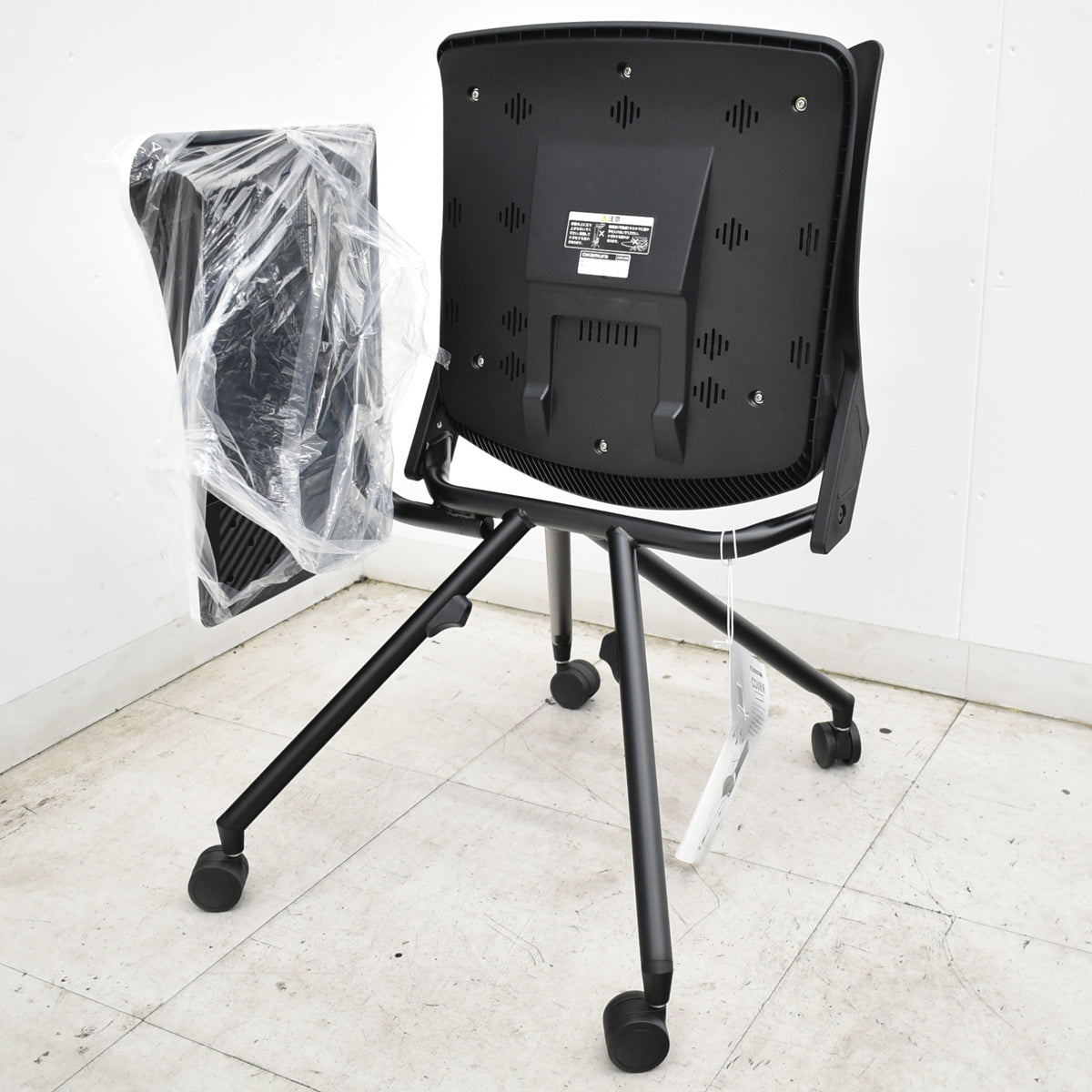 【中古】[新品未使用品]オカムラ　クリール　バックフックシェル　メモ台付　ミーティングチェア　ナイロンキャスター　2026093002【中古オフィス家具】