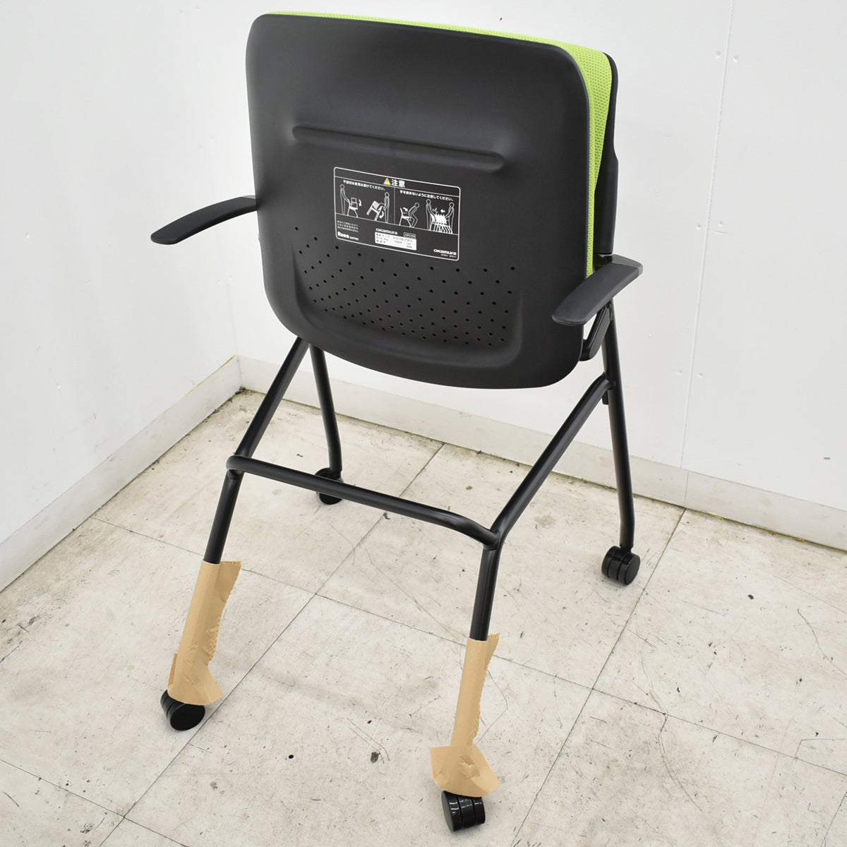 【中古】[新品未使用品]オカムラ　ルナ　ネスティングチェア　ミーティングチェア　肘付　ナイロンキャスター　2026093004【中古オフィス家具】